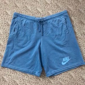 Men’s NIKE shorts. Like new.